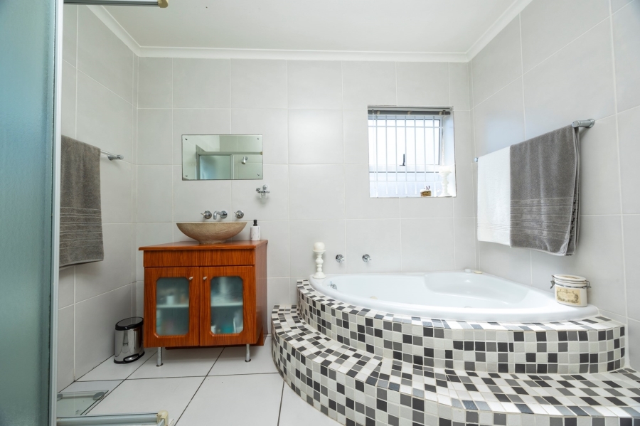 To Let 3 Bedroom Property for Rent in Uitzicht Western Cape